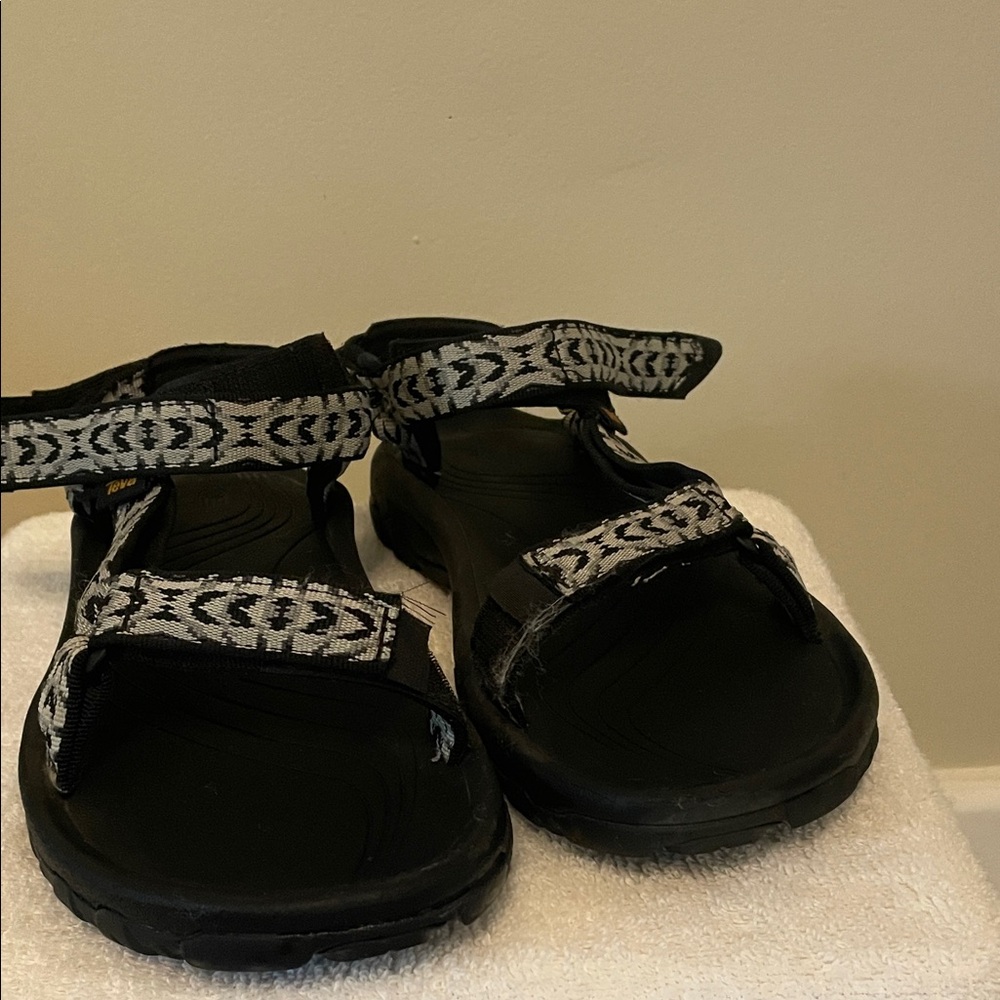 Teva Hurricane XLT2 women size 9